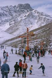 Image du Maroc Professionnelle de  La station de ski de l'Oukaimden située su la chaine de montagne du du haut Atlas, Samedi 22 Février 1987. (Photo / Abdeljalil Bounhar)